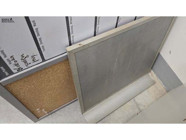 Lot 183 - magneet/prikbord 2 stuks - afbeelding 2 van  3
