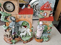 Lot 183 - porseleinen antiek klok, herder en vrouw - afbeelding 1 van  1