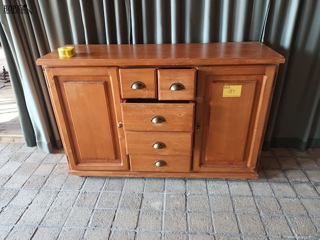 Lot 184 - houten dressoir kast - afbeelding 1 van  4