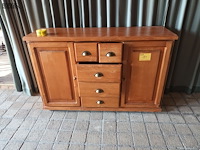 Lot 184 - houten dressoir kast - afbeelding 1 van  4
