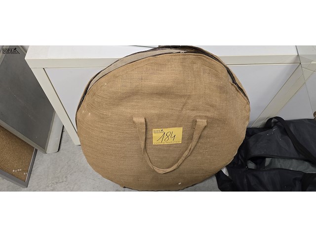 Lot 184 - kantkloskussens 2 stuks in draagtas - afbeelding 1 van  3