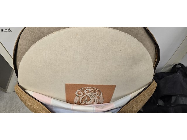 Lot 184 - kantkloskussens 2 stuks in draagtas - afbeelding 2 van  3