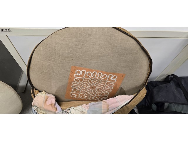 Lot 184 - kantkloskussens 2 stuks in draagtas - afbeelding 3 van  3