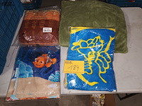 Lot 184 - kussen, deken en badhanddoeken. 4 stuks - afbeelding 1 van  4