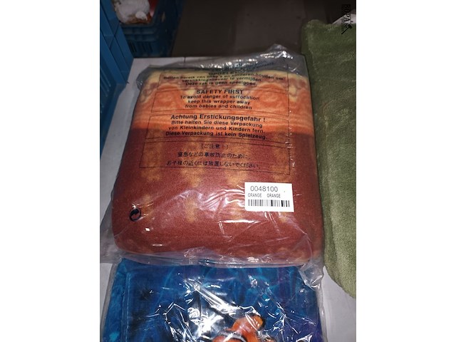 Lot 184 - kussen, deken en badhanddoeken. 4 stuks - afbeelding 3 van  4