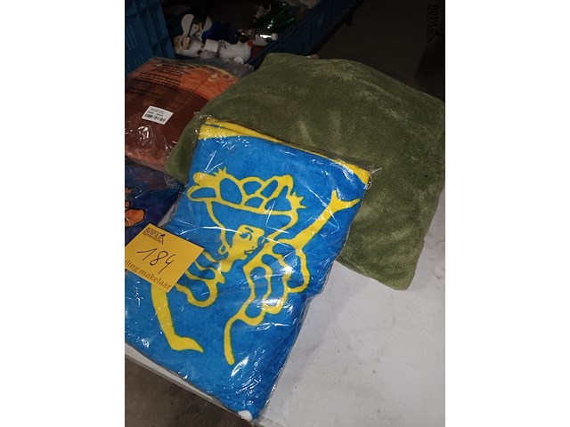 Lot 184 - kussen, deken en badhanddoeken. 4 stuks - afbeelding 4 van  4