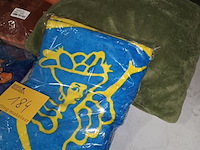 Lot 184 - kussen, deken en badhanddoeken. 4 stuks - afbeelding 4 van  4