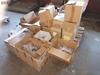 Lot 184 - lot montagemateriaal voor meubels - afbeelding 1 van  7