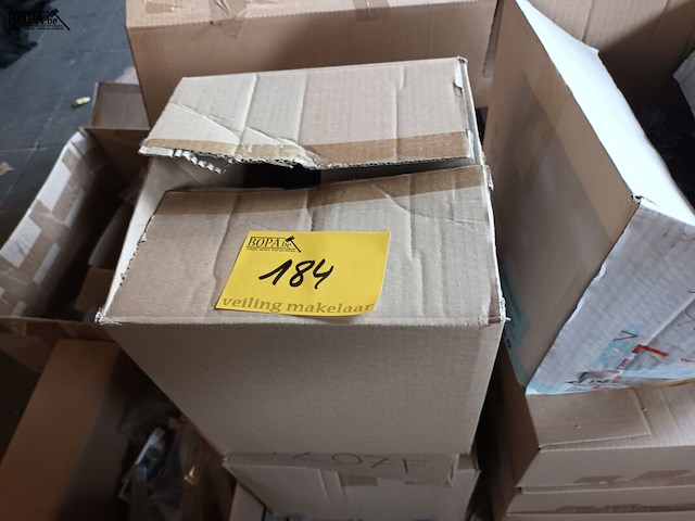Lot 184 - lot montagemateriaal voor meubels - afbeelding 2 van  7