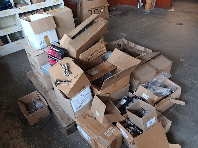 Lot 184 - lot montagemateriaal voor meubels - afbeelding 3 van  7