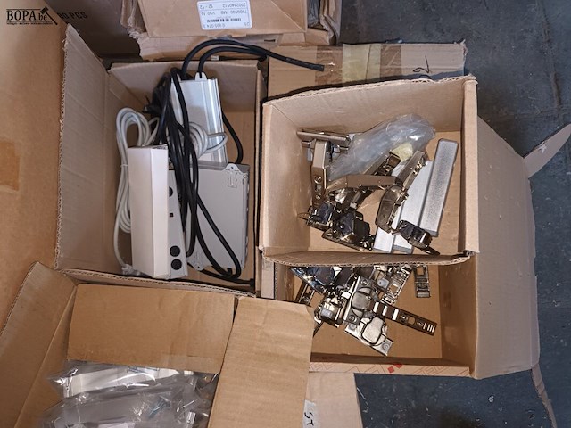 Lot 184 - lot montagemateriaal voor meubels - afbeelding 4 van  7