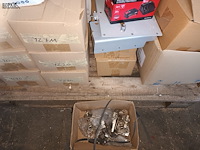 Lot 184 - lot montagemateriaal voor meubels - afbeelding 6 van  7