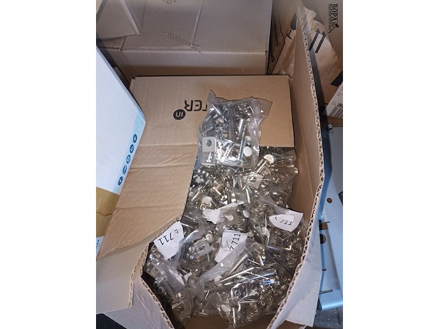 Lot 184 - lot montagemateriaal voor meubels - afbeelding 7 van  7