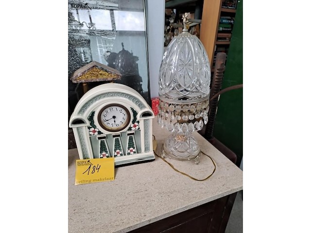 Lot 184 - vintage wandklokje en glazen/messing schouwlampje - afbeelding 1 van  2