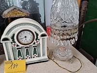Lot 184 - vintage wandklokje en glazen/messing schouwlampje - afbeelding 1 van  2