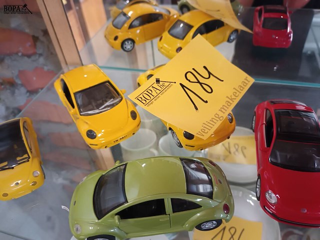 Lot 184 - volkswagen auto’s op schaal. 5 stuks - afbeelding 1 van  4