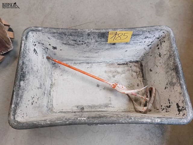 Lot 185 - bak en mixer voor cement - afbeelding 1 van  2