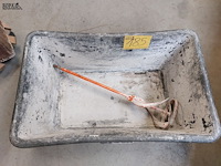 Lot 185 - bak en mixer voor cement - afbeelding 1 van  2