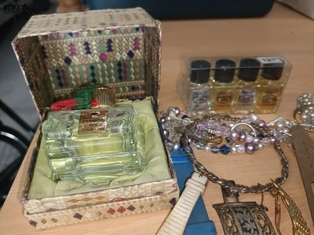 Lot 185 - juwelen, horloges en parfum - afbeelding 2 van  6