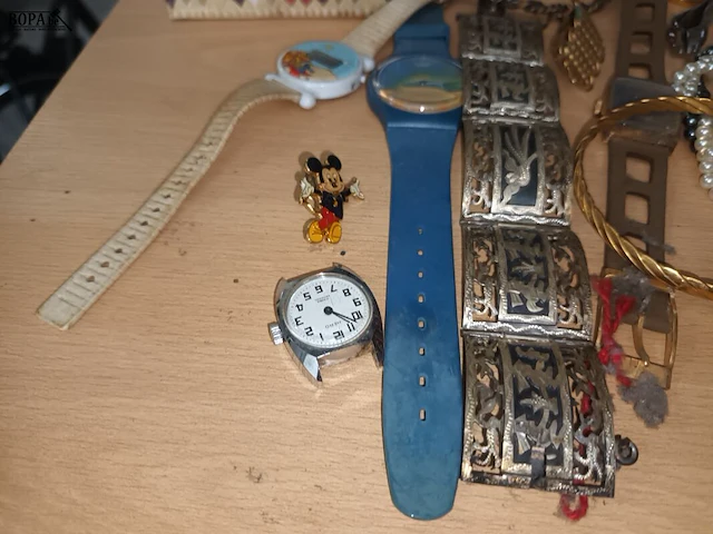Lot 185 - juwelen, horloges en parfum - afbeelding 4 van  6