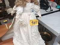 Lot 185 - porseleinen pop - afbeelding 1 van  4