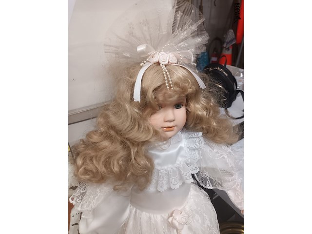 Lot 185 - porseleinen pop - afbeelding 2 van  4