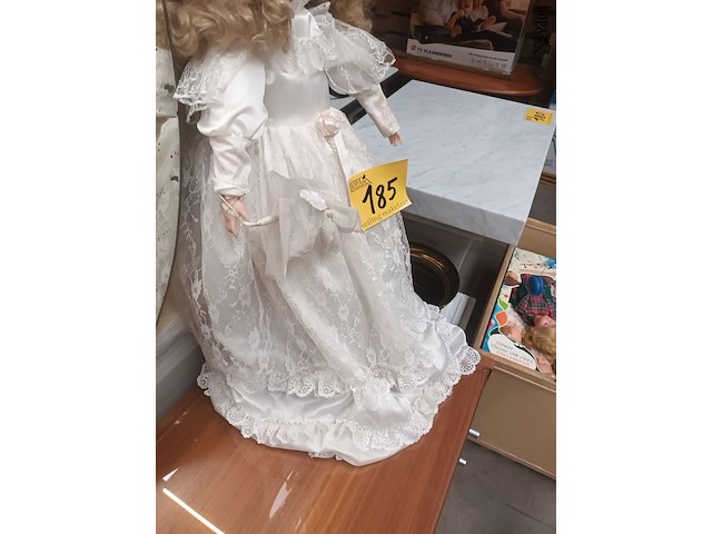 Lot 185 - porseleinen pop - afbeelding 3 van  4