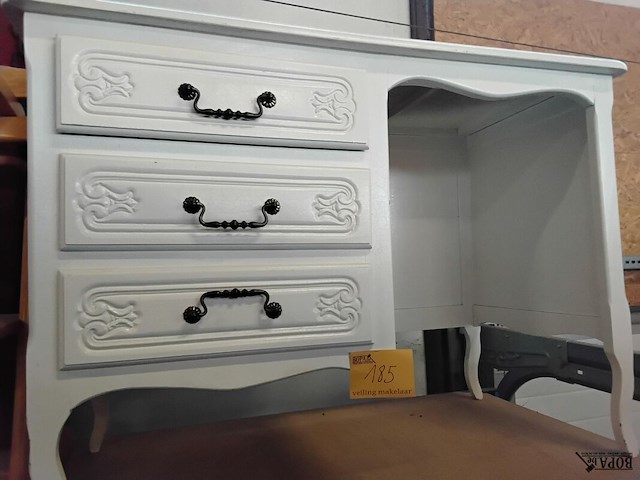 Lot 185 - wit bureaumeubel met decoratieve fronten - afm 20*101*75 - m - afbeelding 1 van  1