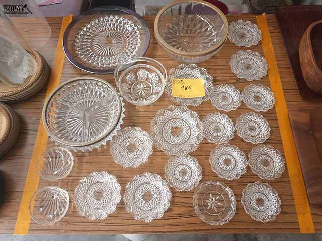Lot 186 - glaswerk en kristal. 22 stuks - afbeelding 1 van  6