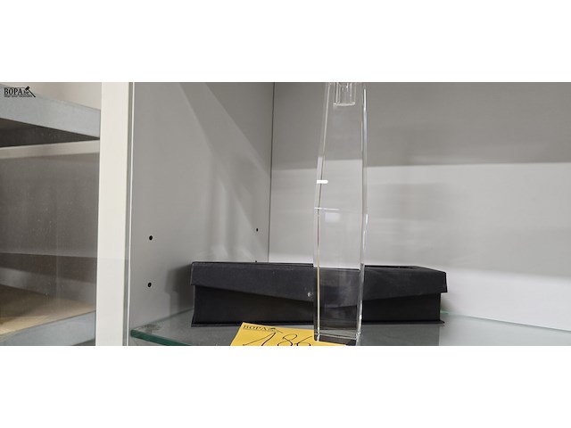 Lot 186 - glazen kandelaar met mooie opberbox - afbeelding 1 van  3