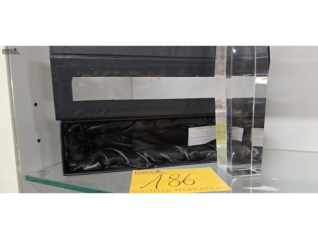 Lot 186 - glazen kandelaar met mooie opberbox - afbeelding 3 van  3