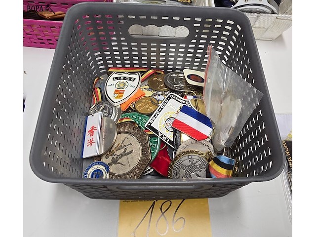 Lot 186 - losse medailles - afbeelding 1 van  2