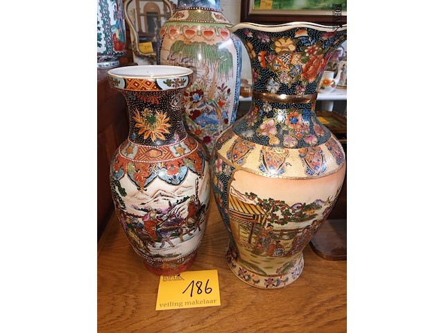 Lot 186 - oosterse vazen. 2 stuks - afbeelding 1 van  5