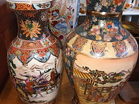 Lot 186 - oosterse vazen. 2 stuks - afbeelding 1 van  5