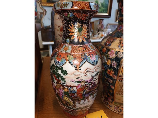 Lot 186 - oosterse vazen. 2 stuks - afbeelding 2 van  5