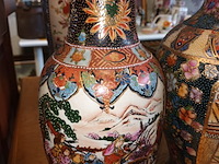 Lot 186 - oosterse vazen. 2 stuks - afbeelding 2 van  5