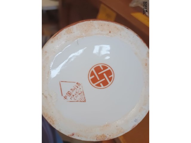 Lot 186 - oosterse vazen. 2 stuks - afbeelding 3 van  5