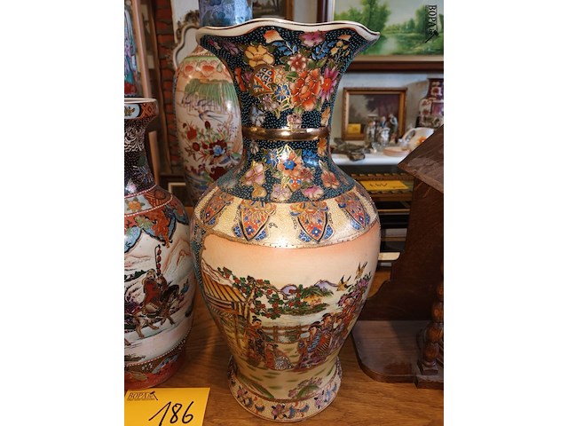 Lot 186 - oosterse vazen. 2 stuks - afbeelding 4 van  5