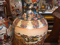 Lot 186 - oosterse vazen. 2 stuks - afbeelding 4 van  5