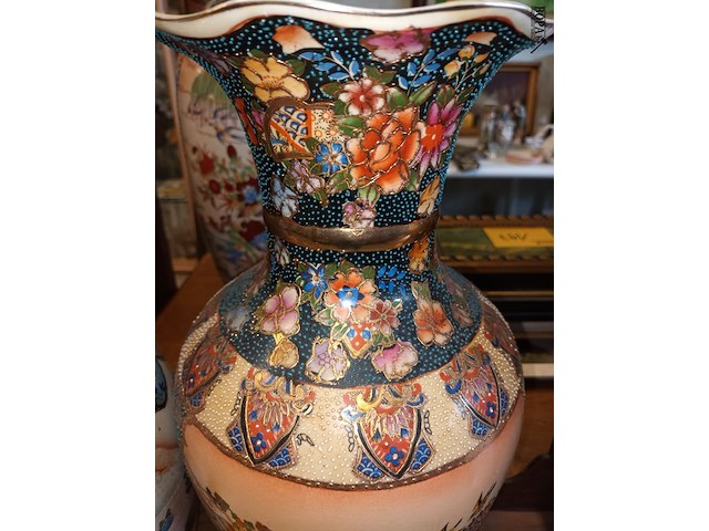 Lot 186 - oosterse vazen. 2 stuks - afbeelding 5 van  5