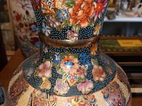 Lot 186 - oosterse vazen. 2 stuks - afbeelding 5 van  5