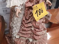 Lot 186 - porseleinen pop - afbeelding 3 van  4