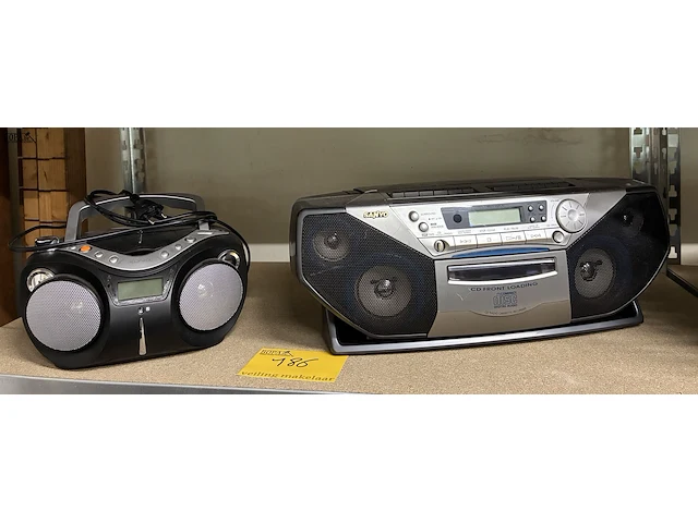 Lot 186 - radio's konig en sanyo - 2 stuks - afbeelding 1 van  8
