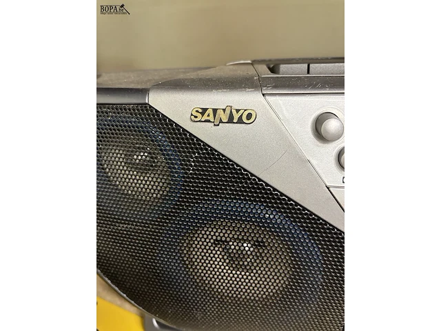Lot 186 - radio's konig en sanyo - 2 stuks - afbeelding 8 van  8