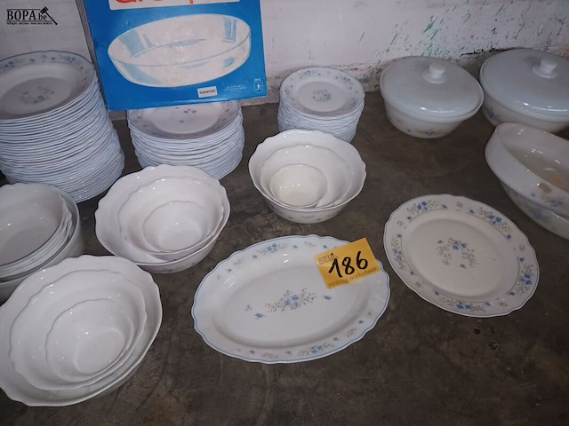 Lot 186 - servies arcopal romantique. 110 stuks - afbeelding 1 van  4