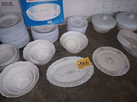 Lot 186 - servies arcopal romantique. 110 stuks - afbeelding 1 van  4