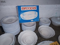 Lot 186 - servies arcopal romantique. 110 stuks - afbeelding 2 van  4