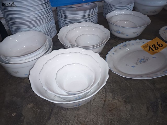 Lot 186 - servies arcopal romantique. 110 stuks - afbeelding 3 van  4