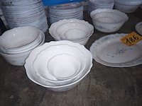 Lot 186 - servies arcopal romantique. 110 stuks - afbeelding 3 van  4