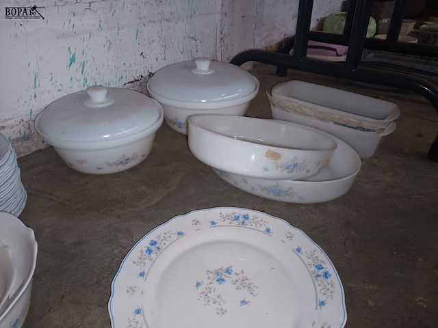 Lot 186 - servies arcopal romantique. 110 stuks - afbeelding 4 van  4